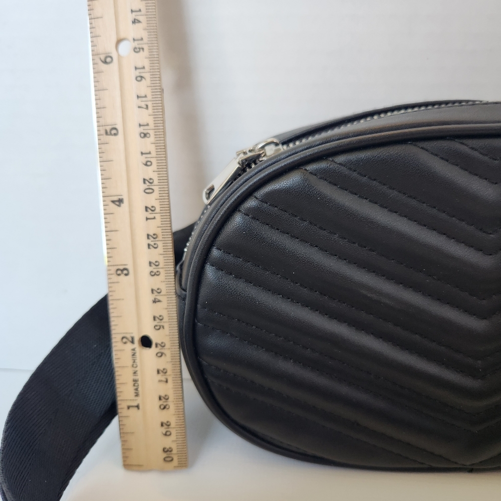 Black fanny pack with adjustable strap - Picture 2 of 7